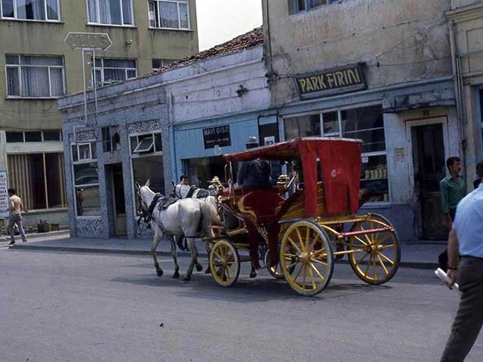 Samsun'da bir tarih daha yok oldu: Şehrin en eski kahvehanesi gözlükçü oldu 3 Samsunda bir tarih daha yok oldu. 1943 yilindan buyana hizmet veren kentin en eski isletmesi olan Zurra Kahvesi gozlukcu oldu.2