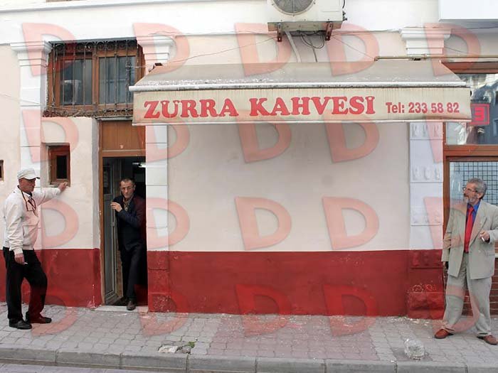 Samsun'da bir tarih daha yok oldu: Şehrin en eski kahvehanesi gözlükçü oldu 5 Samsunda bir tarih daha yok oldu. 1943 yilindan buyana hizmet veren kentin en eski isletmesi olan Zurra Kahvesi gozlukcu oldu.8