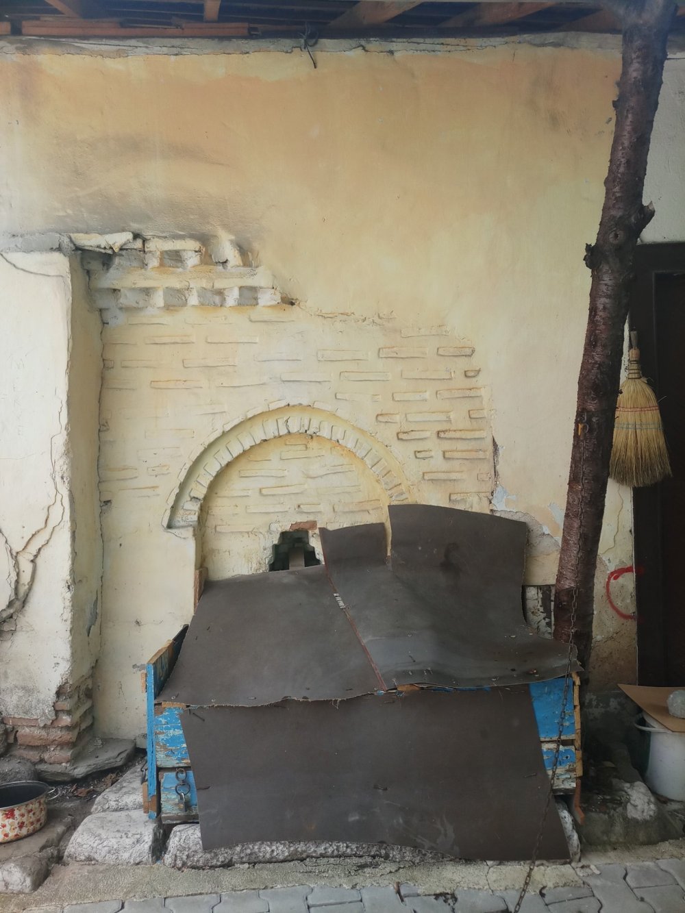 2 Bin Yillik Lahitin Uzerine Kopek Kulubesi Yaptilar 1 Jpg