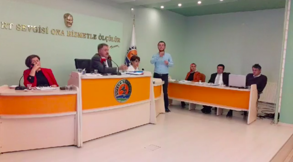 atakum belediye meclisinde yegen ve osman temiz gerginligi