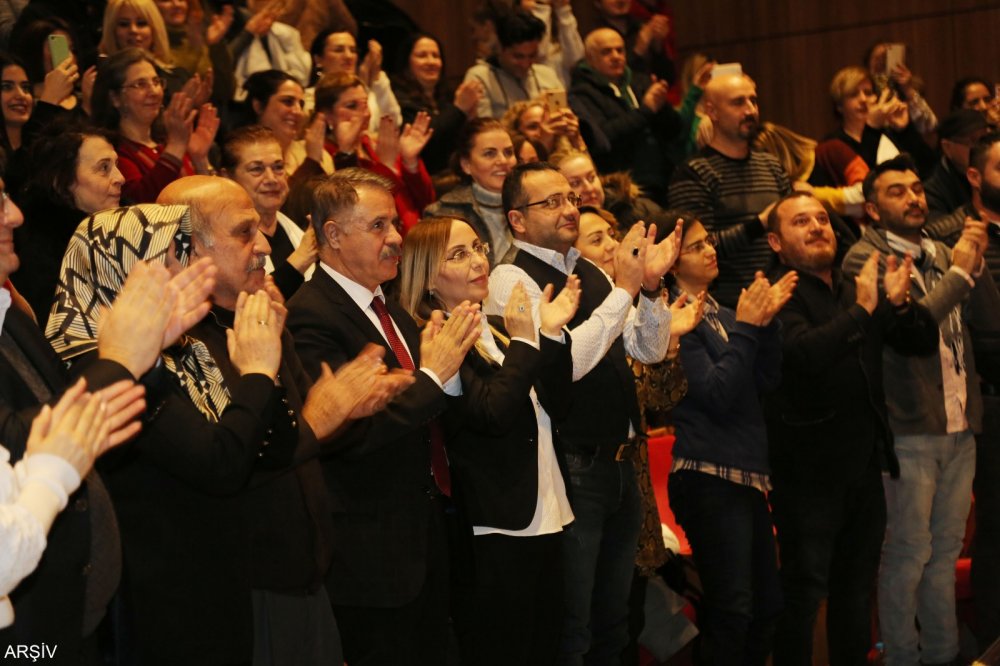 Baskan Deveci Tiyatrolarin Cagrisina Kayitsiz Kalmadi Jpg