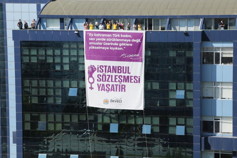 Belediye Binasina Dev Istanbulsozlesmesiyasatir Pankarti Jpg