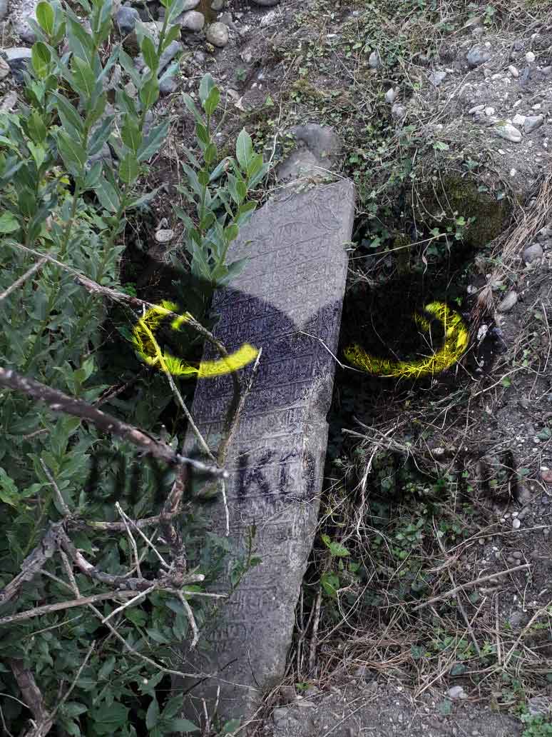 Tarihi Mezarlik Definecilerin Hedefi Oldu Jpg