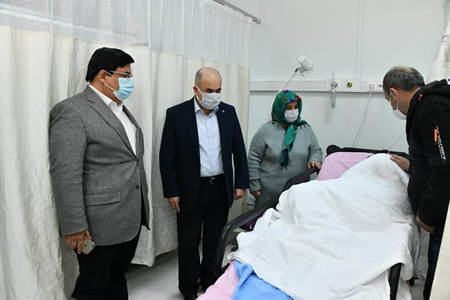 Vali Dagli Ve Bassavci Kilic Anneyi Hastanede Ziyaret Etti Jpg