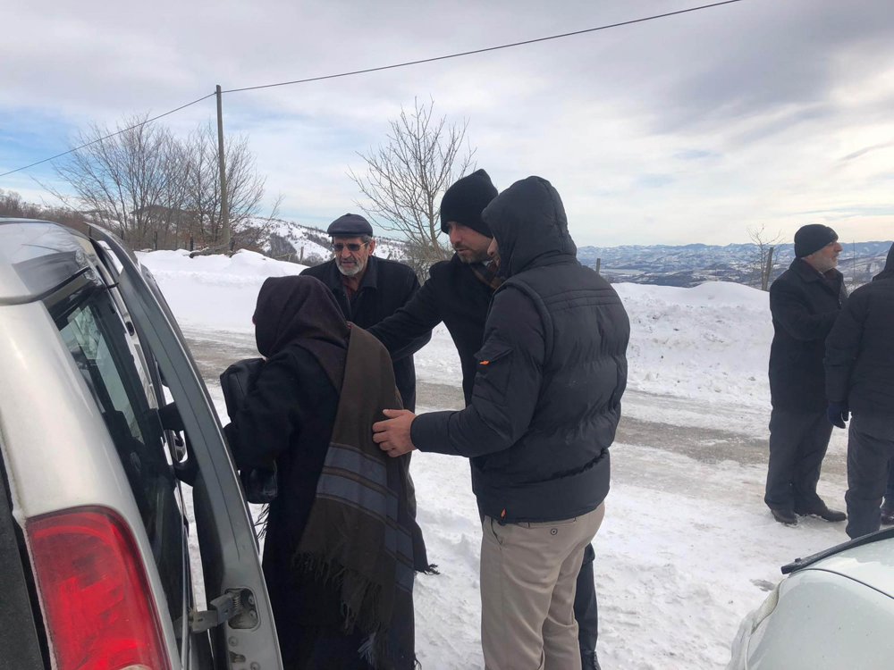 yasli kadin icin dag tepesinde kar kurediler