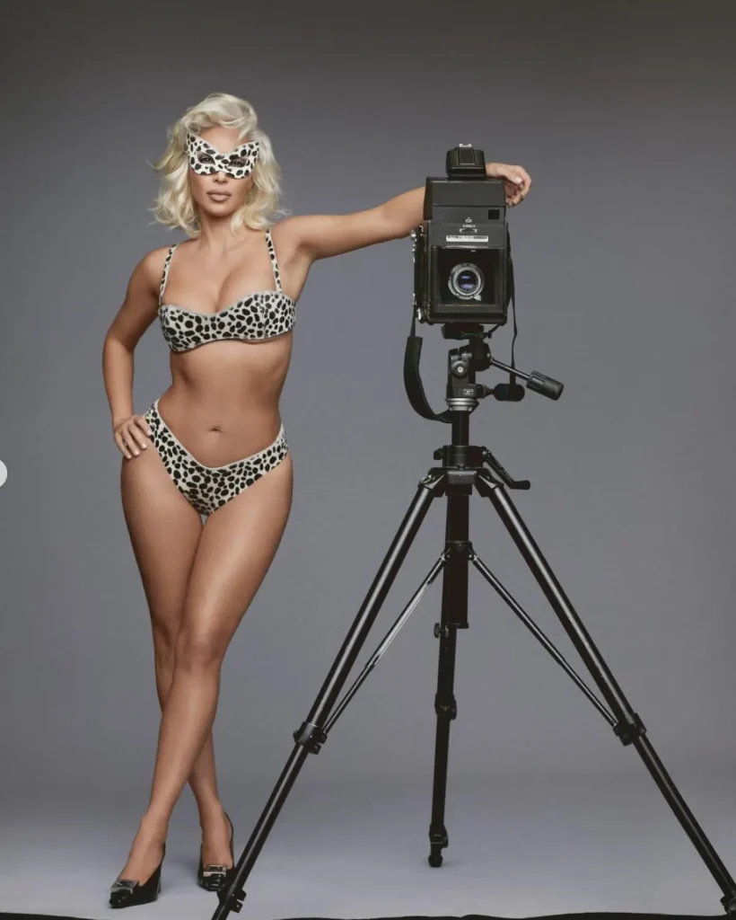 Leopar desenli bikini giydi... Hayranlarından Kim Kardashian'a Marilyn Monroe benzetmesi...