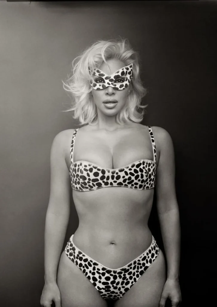 Leopar desenli bikini giydi... Hayranlarından Kim Kardashian'a Marilyn Monroe benzetmesi...
