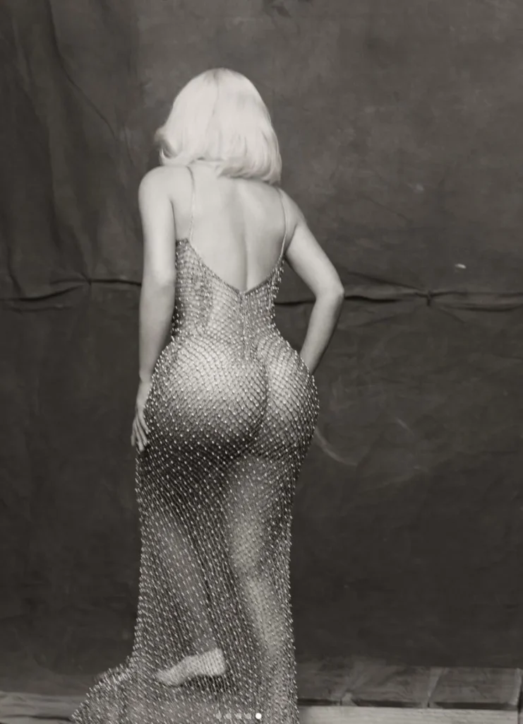 Leopar desenli bikini giydi... Hayranlarından Kim Kardashian'a Marilyn Monroe benzetmesi...