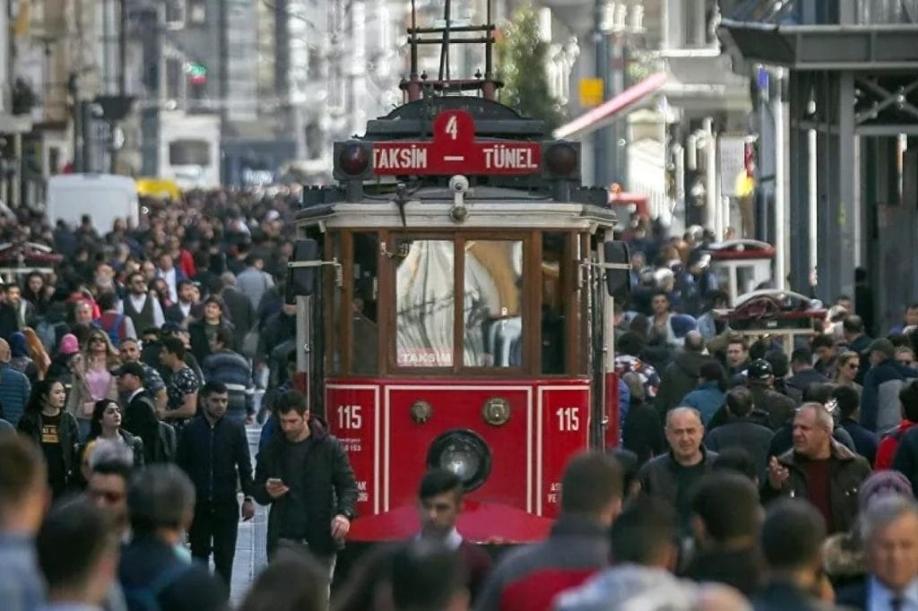 Istiklal Caddsi Tramvay Istanbul Kalabalik Anket