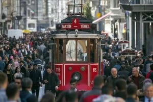 Istiklal Caddsi Tramvay Istanbul Kalabalik Anket