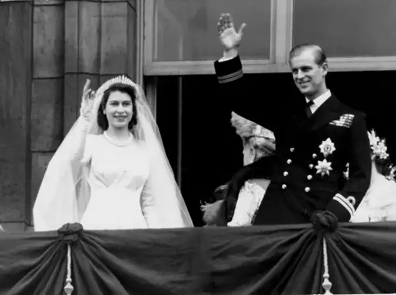 Kraliçe Elizabeth’in Düğün Pastası 77 Yıl Sonra Şaşırtıcı Fiyata Satıldı!