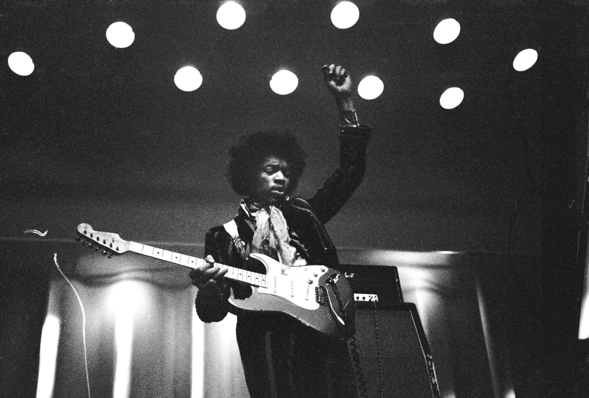 Hendrix’in gitarını İncil sayfalarına sarıp içmişler