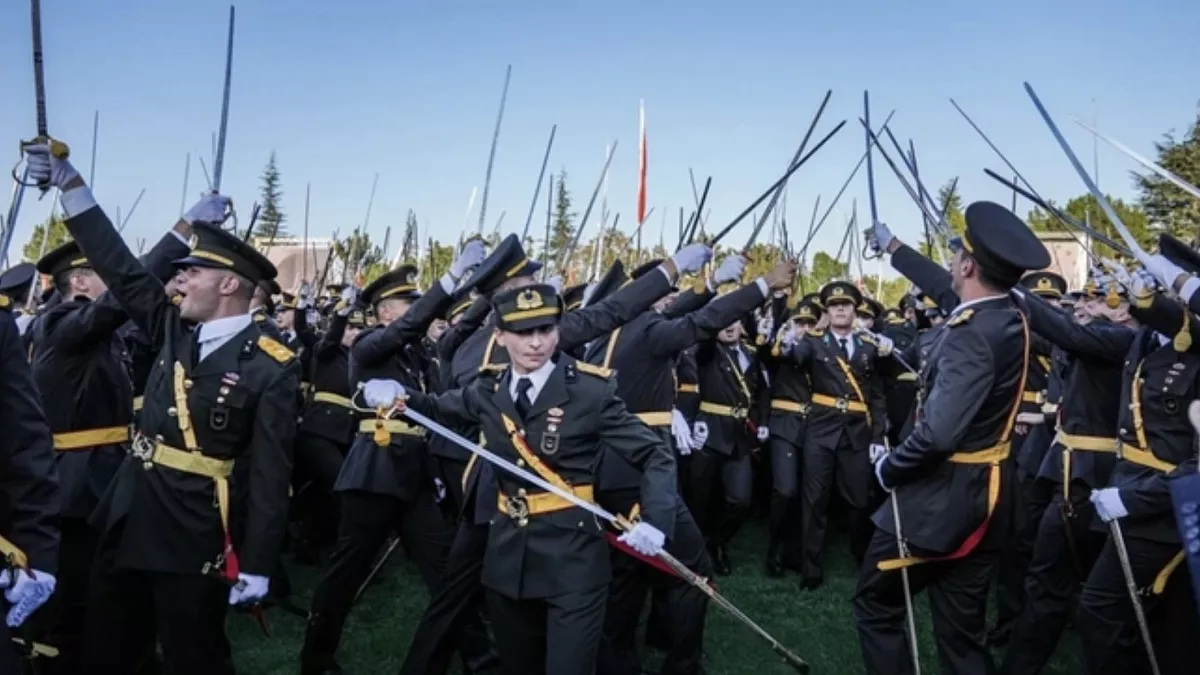 Teğmenlerden sonra alay komutan vekili, bölük ve tabur komutanı hakkında da ihraç talebi