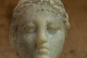 Antik Misir Tapinaginda Bulunan Gizemli Heykel Kleopatraya Mi Ait