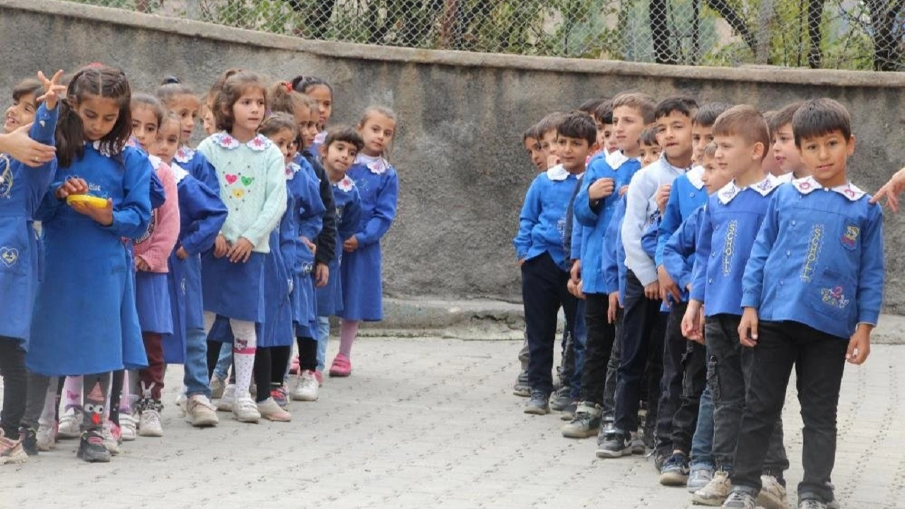Kıyafetler tek tip olacak! Okullarda kıyafet serbestisi kaldırıldı