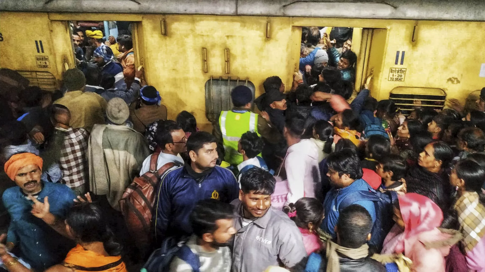 Hindistan’da tren istasyonunda izdiham: En az 18 kişi öldü
