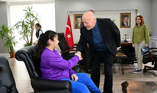 Başkan Şenol Kul'dan özel öğrencilere sevgi dolu karşılama Başkan Şenol Kul'dan özel öğrencilere sevgi dolu karşılama