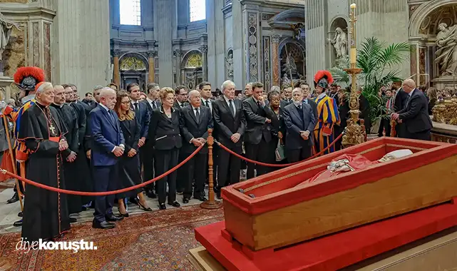 Vatikan’da tarihi veda: Papa'nın cenazesine 200 bin kişi katıldı Vatikan’da tarihi veda: Papa'nın cenazesine 200 bin kişi katıldı