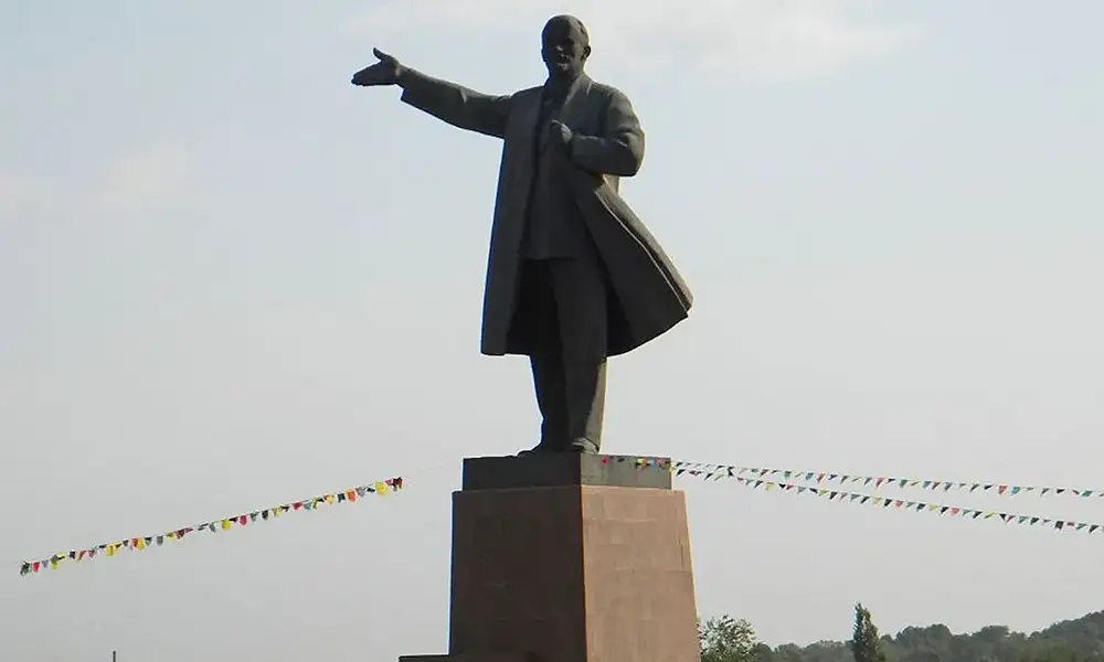 Orta Asya’nın en uzun Lenin heykeli yıkıldı