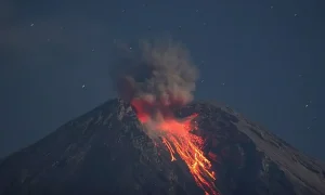 Yanardağ patladı: 54 bin kişi tahliye ediliyor