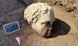 Tanrı mı, imparator mu? Roma’da gizemli heykel keşfi