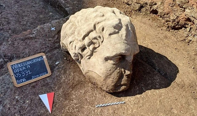 Tanrı mı, imparator mu? Roma’da gizemli heykel keşfi