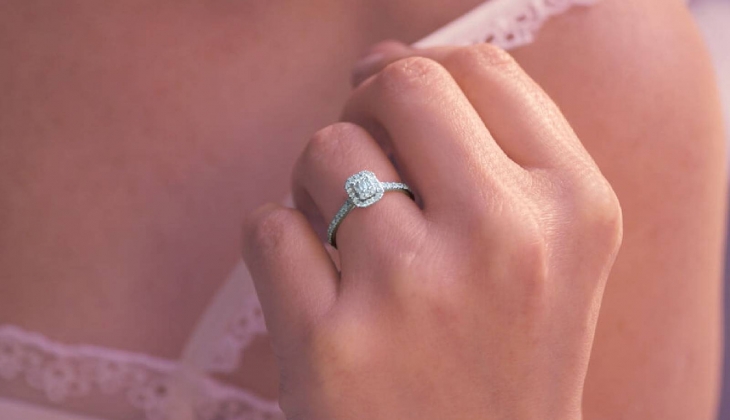 Evlilik tekliflerinin vazgeçilmezi: Işıltılı tektaşlar