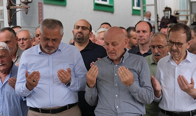 Başkan Şenol Kul kardeşini toprağa verdi 2 Baskan Senol Kul kardesini topraga verdi 5