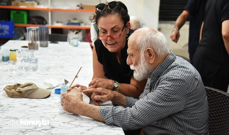 Atakum Belediyesi'nden yaşlı bakım merkezi sakinlerine çini sürprizi Atakum Belediyesi'nden yaşlı bakım merkezi sakinlerine çini sürprizi