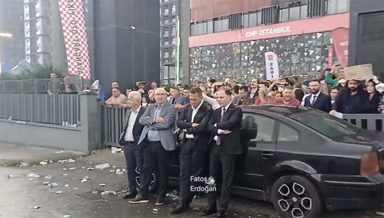 CHP Istanbulda kayyum krizi Gursel Tekin polis esliginde il binasina girdi 4