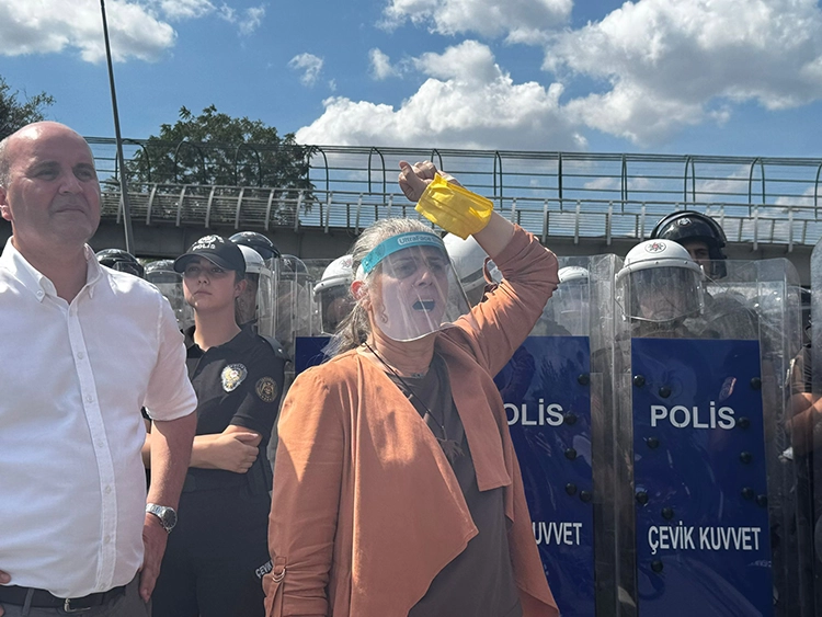 CHP Istanbulda kayyum krizi Gursel Tekin polis esliginde il binasina girdi 6