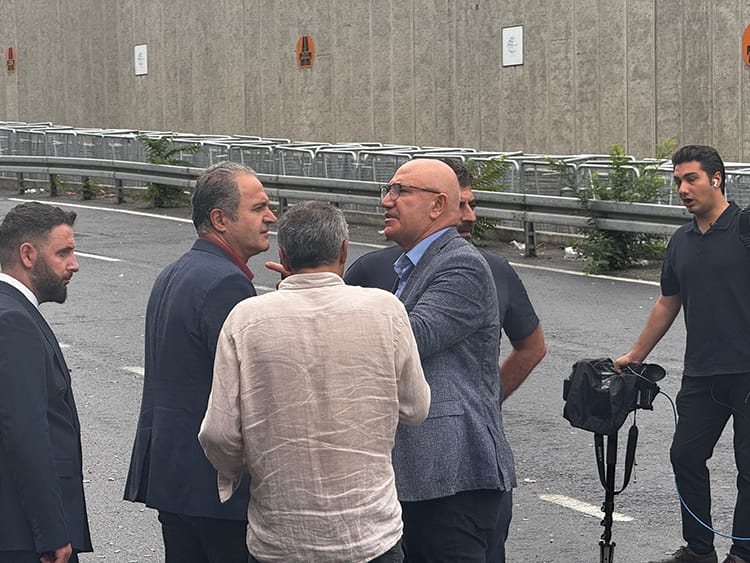 CHP Istanbulda kayyum krizi Gursel Tekin polis esliginde il binasina girdi 7