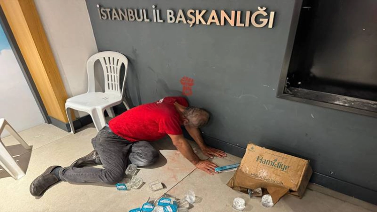 CHP Istanbulda kayyum krizi Gursel Tekin polis esliginde il binasina girdi 8