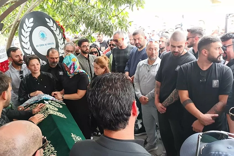 Güllü'ye veda: Son yolculuğuna uğurlandı 2 Gulluye veda Son yolculuguna ugurlandi 2