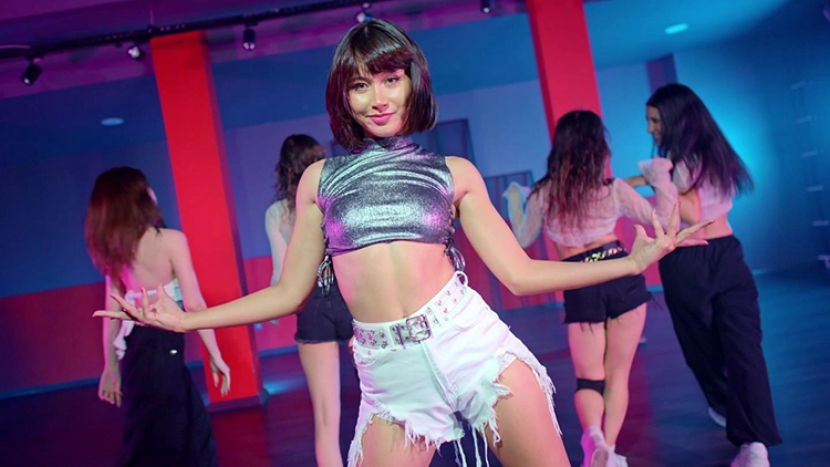 Manifest grubunun yıldızı Pinkeu: Hilal Yelekçi kimdir? Dans ve müzik mariyeri 7 Hilal Yelekci kimdir 10