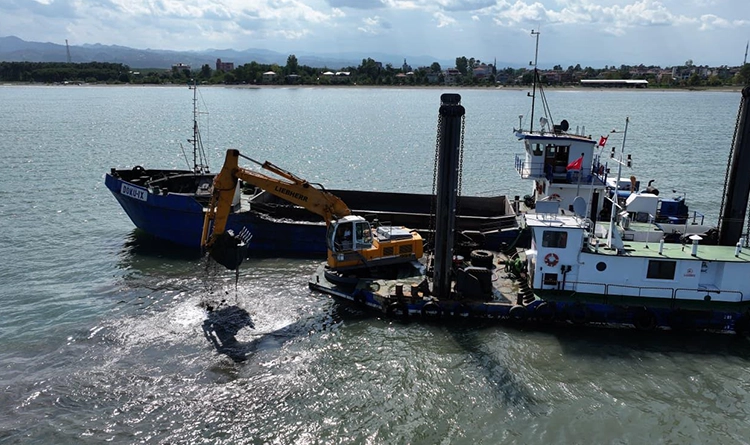 Limanda kum engeli kalkıyor: Terme Belediyesi balıkçılar için harekete geçti 3 Limanda kum engeli kalkiyor Terme Belediyesi balikcilar icin harekete gecti 3