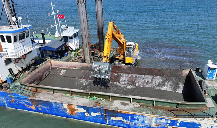 Limanda kum engeli kalkıyor: Terme Belediyesi balıkçılar için harekete geçti 6 Limanda kum engeli kalkiyor Terme Belediyesi balikcilar icin harekete gecti 6