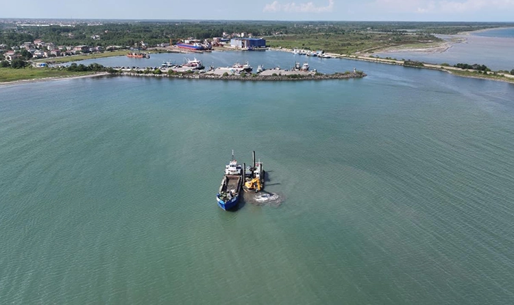 Limanda kum engeli kalkıyor: Terme Belediyesi balıkçılar için harekete geçti 4 Limanda kum engeli kalkiyor Terme Belediyesi balikcilar icin harekete gecti 7