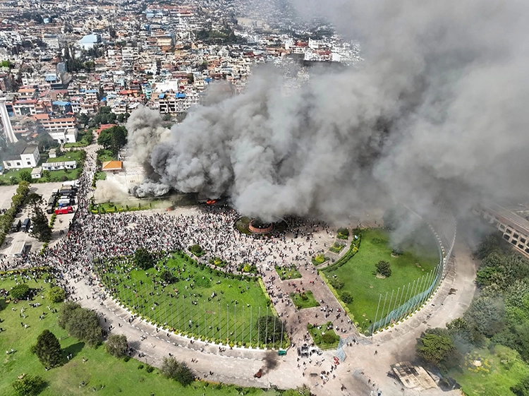 Nepal'de isyan! Sosyal medya yasağı sonrası parlamento yandı, bakan nehre atıldı 4 Nepalde isyan 5