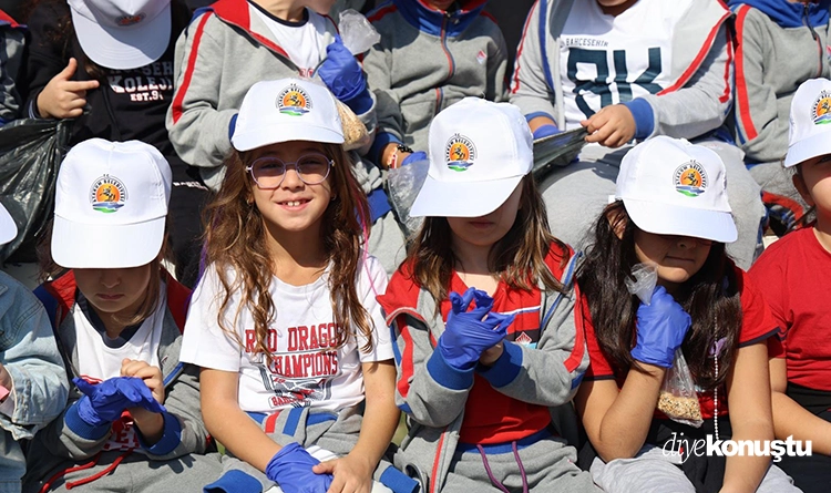 Atakum’da farkındalık dersi: Başkan Türkel öğrencilerle çöp topladı 6 Atakumda farkindalik dersi 3