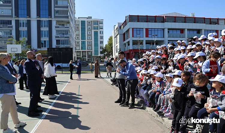 Atakum’da farkındalık dersi: Başkan Türkel öğrencilerle çöp topladı 2 Atakumda farkindalik dersi 8