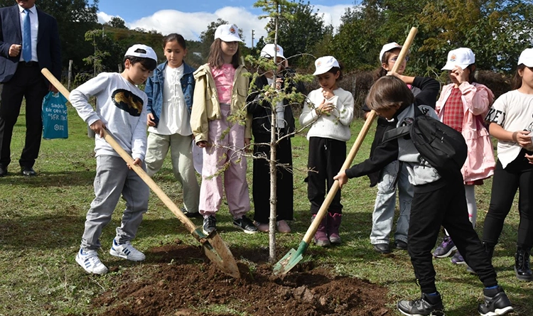 Atakumlu çocuklar yeşil nesil için sahada 3 Atakumlu cocuklar yesil nesil icin sahada 1