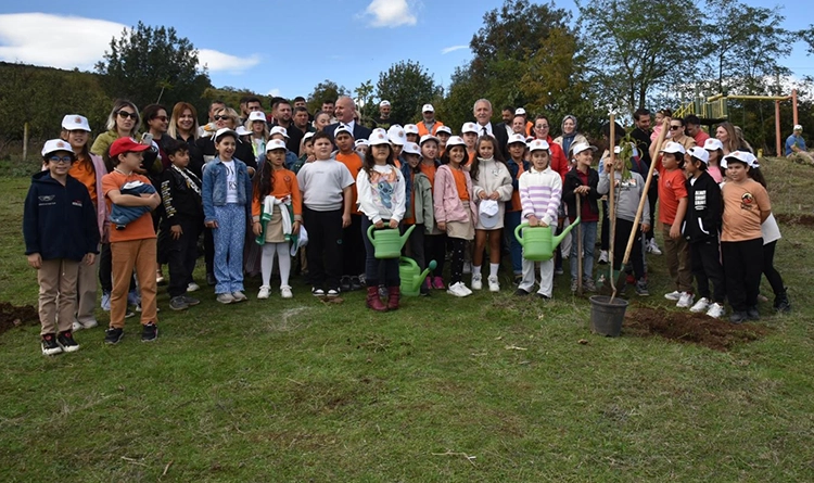 Atakumlu çocuklar yeşil nesil için sahada 4 Atakumlu cocuklar yesil nesil icin sahada 2
