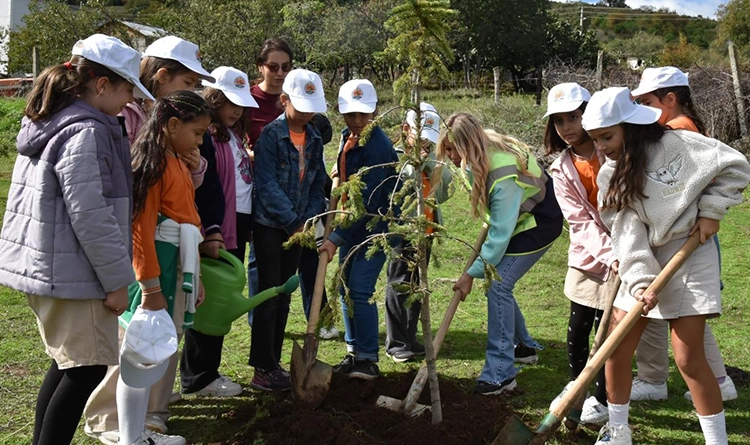 Atakumlu çocuklar yeşil nesil için sahada 2 Atakumlu cocuklar yesil nesil icin sahada 3