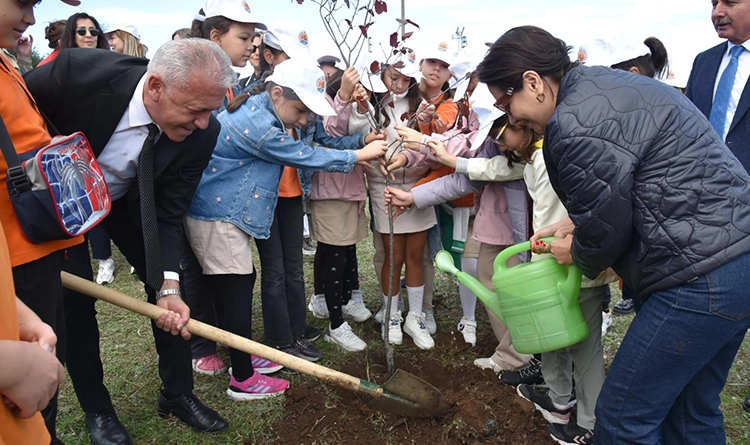 Atakumlu çocuklar yeşil nesil için sahada 1 Atakumlu cocuklar yesil nesil icin sahada