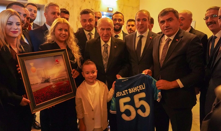 Bahçeli’ye Samsun'dan özel hediye: MHP Samsun'dan Ankara çıkartması 6 Bahceliye Samsundan ozel hediye 5