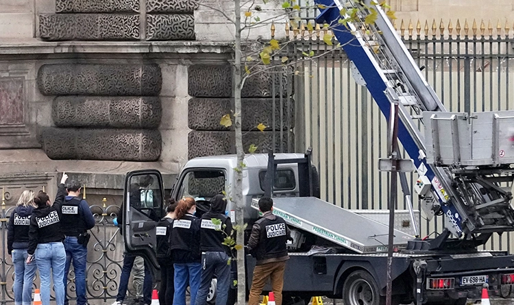 Mona Lisa da orada! Louvre Müzesi’ne soygun: Paha biçilmez hırsızlık 4 Mona Lisa da orada Louvre Muzesine soygun 2