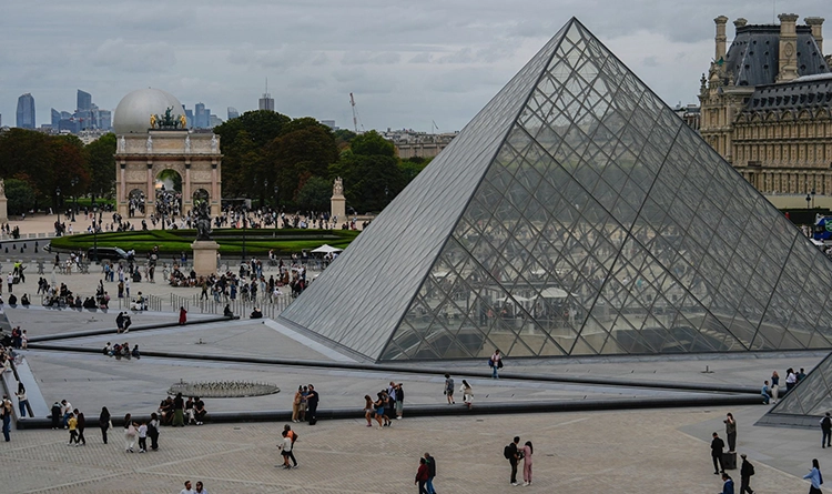 Mona Lisa da orada! Louvre Müzesi’ne soygun: Paha biçilmez hırsızlık 2 Mona Lisa da orada Louvre Muzesine soygun 3