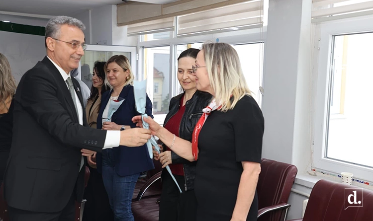 Baskan Ihsan Kurnazdan ogretmenlere karanfil Toplumun diregi onlar 2