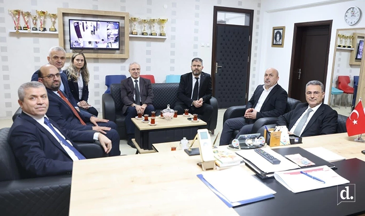 Baskan Ihsan Kurnazdan ogretmenlere karanfil Toplumun diregi onlar 4